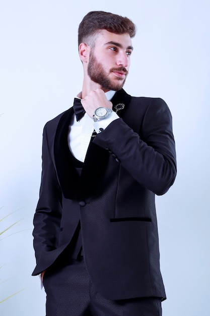 Retrato de hombre guapo en traje negro