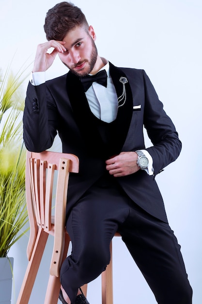 Foto retrato de hombre guapo en traje negro