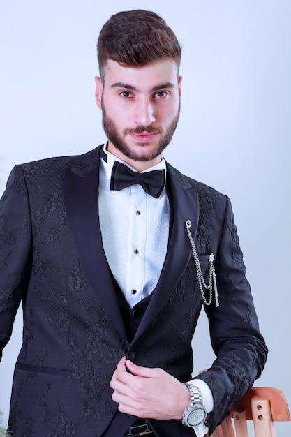 Retrato de hombre guapo en traje negro