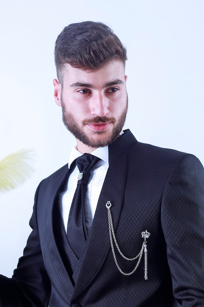 Retrato de hombre guapo en traje negro