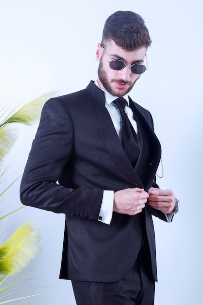 Retrato de hombre guapo en traje negro