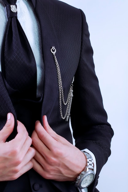 Foto retrato de hombre guapo en traje negro