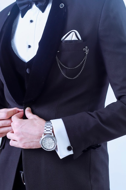 Retrato de hombre guapo en traje negro