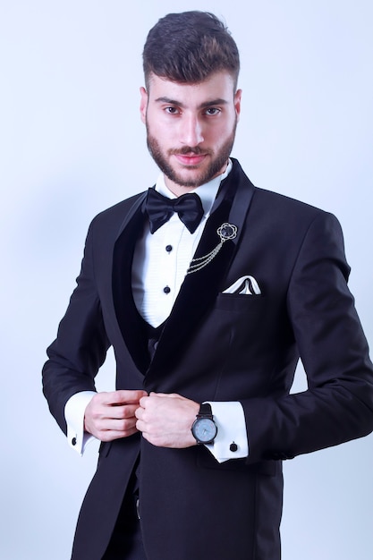 Retrato de hombre guapo en traje negro