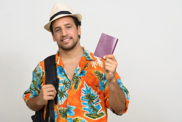 Retrato de hombre guapo turista hispano barbudo listo para vacaciones