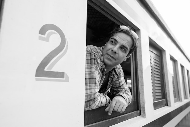 Retrato de hombre guapo turista persa pasar vacaciones y explorar la ciudad de Bangkok en blanco y negro