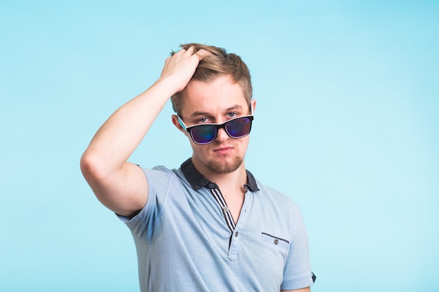 Retrato de un hombre guapo vestido con camiseta de polo en azul