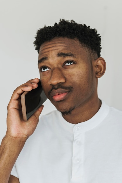 Foto retrato de hombre hablando por su teléfono inteligente