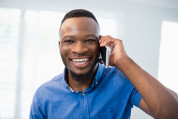 Retrato de hombre hablando por teléfono móvil