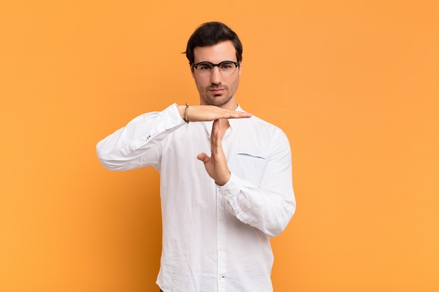 Retrato de un hombre haciendo señal de tiempo