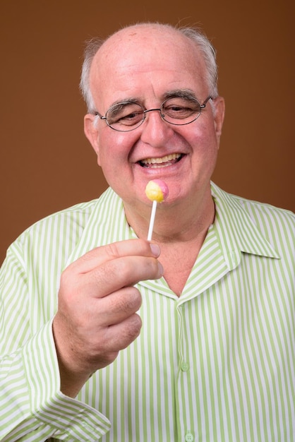 Foto retrato de un hombre con un helado