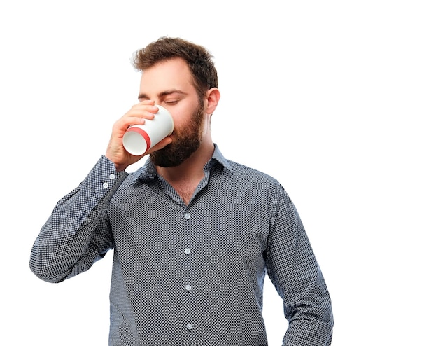 Retrato de hombre hipster barbudo sostiene vaso de café de papel caliente aislado sobre fondo blanco.