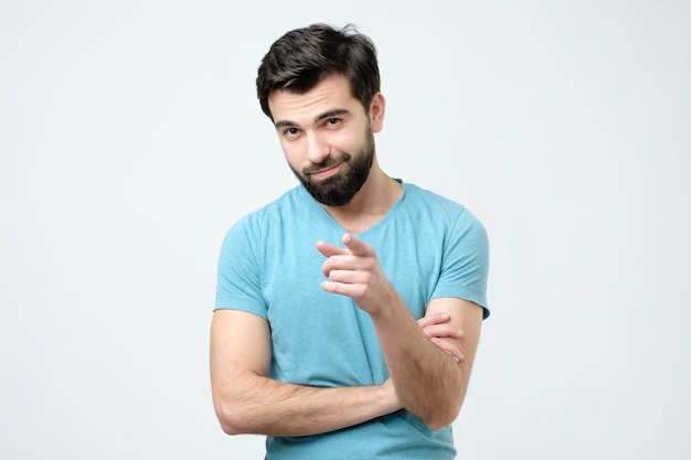 Retrato de hombre hispano feliz con barba apuntándote