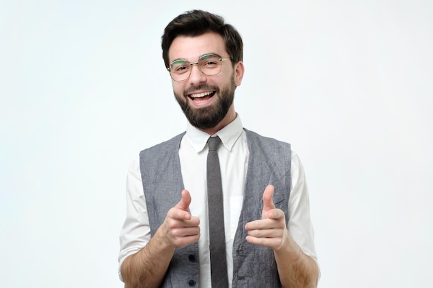 Retrato de hombre hispano feliz con barba apuntándote