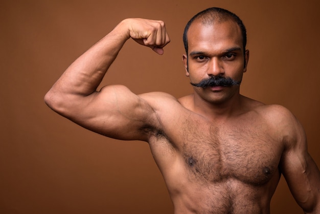 Retrato de hombre indio musculoso con bigote sin camisa