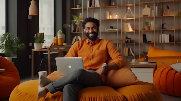 Retrato de un hombre indio positivo vestido de forma casual sentado en un puf de bolsa de frijoles naranjas y sonriendo Generativo Ai