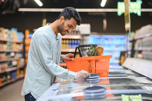 retrato de un hombre indio en una tienda de comestibles con actitud positiva