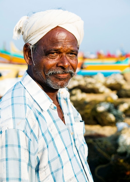 Foto retrato de un hombre indio