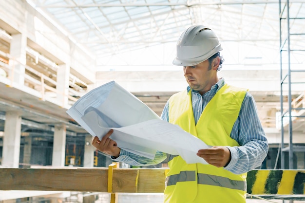 Retrato de hombre ingeniero en obra