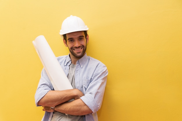 Retrato de hombre ingeniero sobre fondo amarillo.