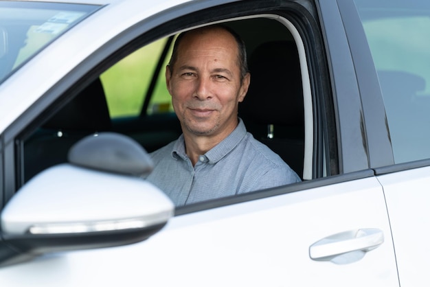 retrato, de, hombre, instructor, conductor, en, el suyo, coche