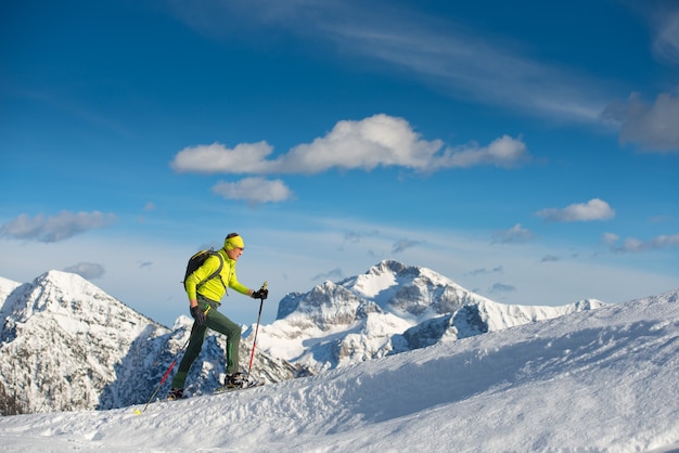 retrato, hombre, en, invierno, esquí