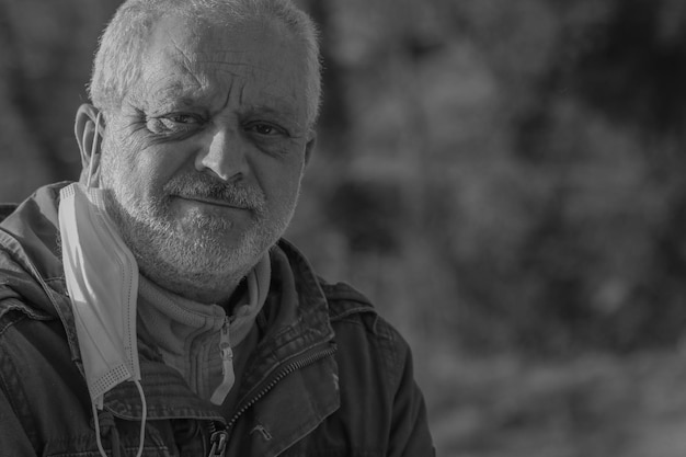 Foto retrato de un hombre en invierno