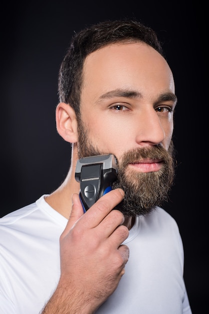 Retrato de hombre joven se afeita la barba.