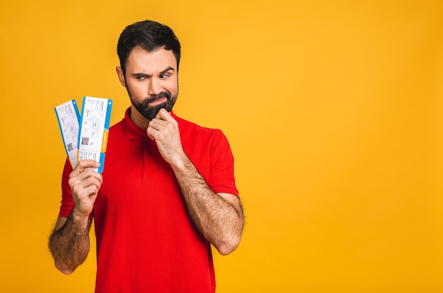 Retrato de hombre joven barbudo guapo elegante, aislado sobre fondo amarillo.