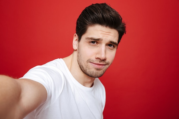 Retrato de un hombre joven con camiseta blanca