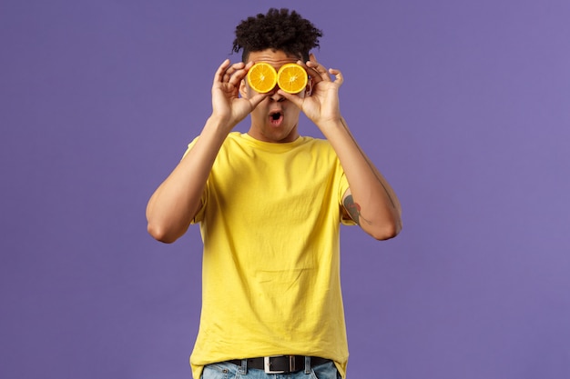 Retrato de un hombre joven con una camiseta