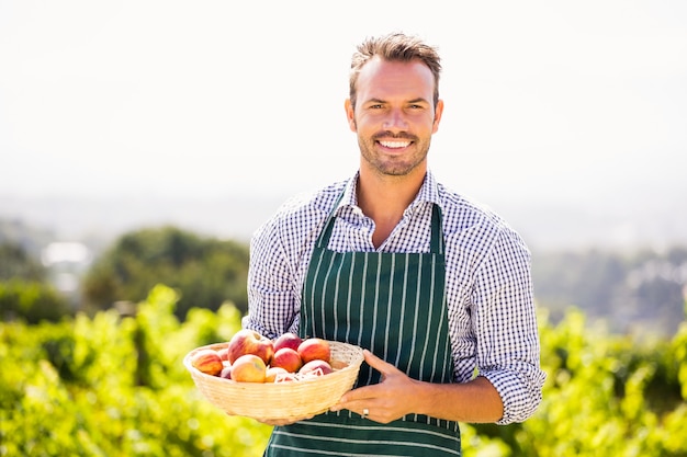 Retrato de hombre joven con cesta de manzana