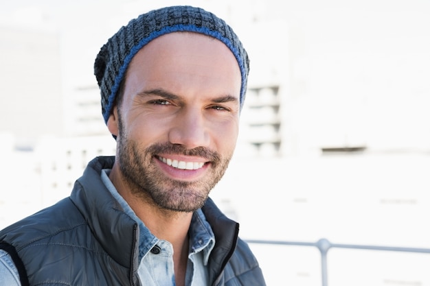 Retrato de hombre joven confidente llevaba gorro y chaqueta