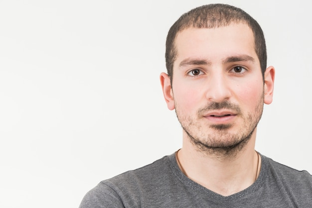 Retrato de un hombre joven en el contexto blanco