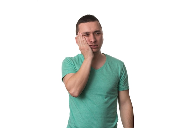 Retrato de hombre joven con dolor de dientes sensible Problema de la corona que sufre de dolor tocando la boca exterior con la mano aislada sobre fondo blanco