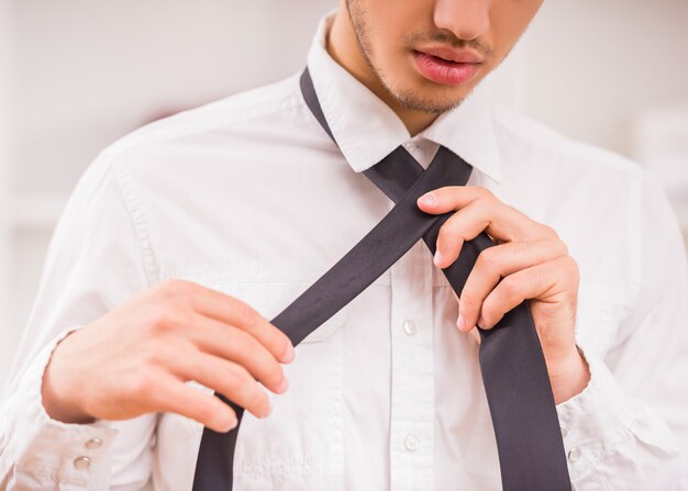 Retrato de hombre joven elegante guapo con corbata.