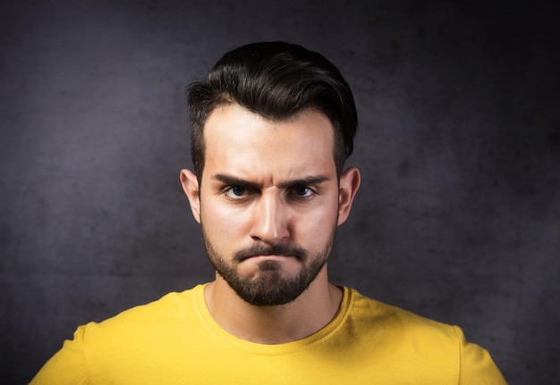 Retrato de hombre joven enojado