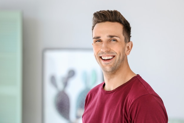 Foto retrato de hombre joven con estilo en casa