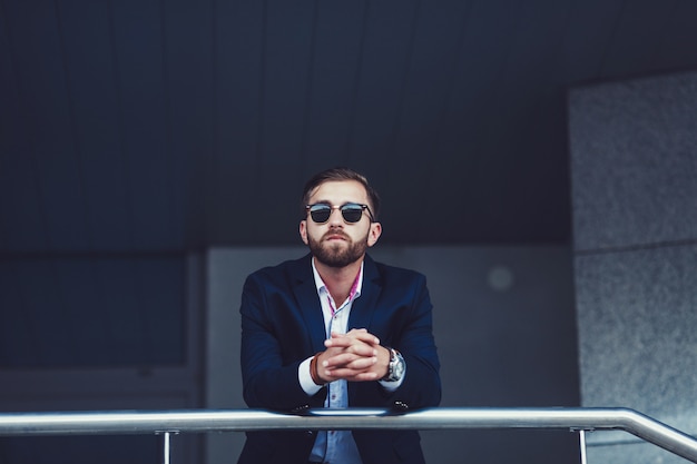 Retrato de hombre joven con estilo en gafas de sol