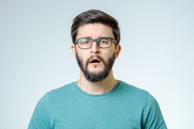 Retrato de hombre joven con expresión de la cara triste