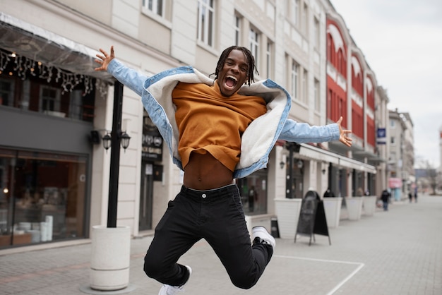 Foto retrato de hombre joven y feliz