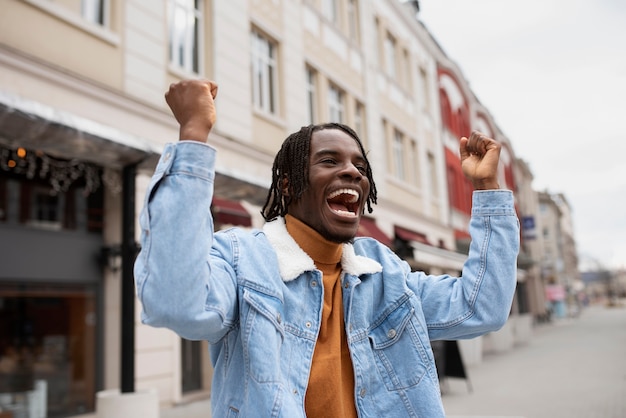 Foto retrato de hombre joven y feliz