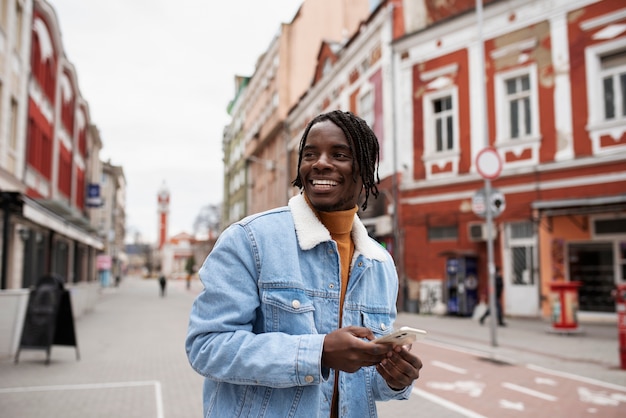 Foto retrato de hombre joven y feliz