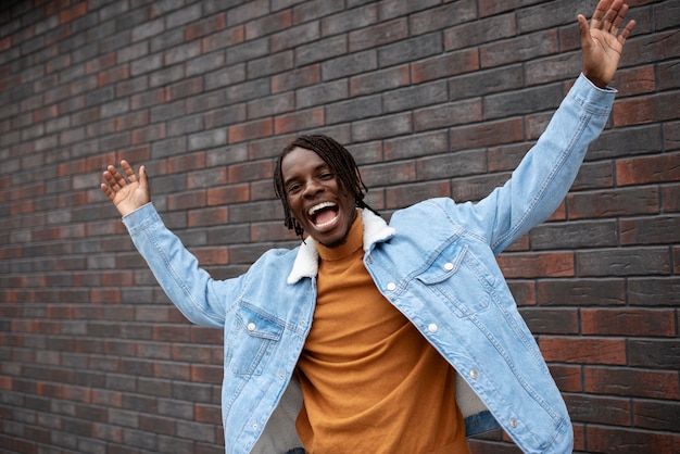 Foto retrato de hombre joven y feliz