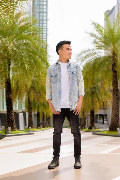 Retrato de hombre joven y guapo con estilo al aire libre en la ciudad