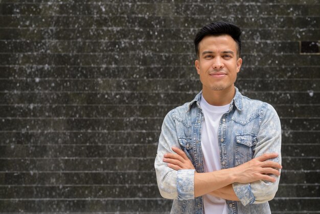 Retrato de hombre joven y guapo con estilo al aire libre en la ciudad