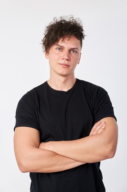 Foto retrato de hombre joven y guapo con estilo vistiendo camiseta de manga corta de algodón negro