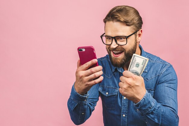 Retrato de hombre joven guapo con gafas sosteniendo billetes