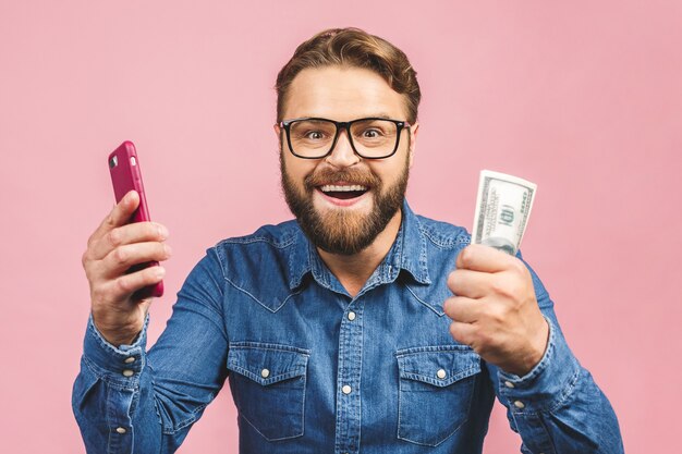 Retrato de hombre joven guapo con gafas sosteniendo billetes