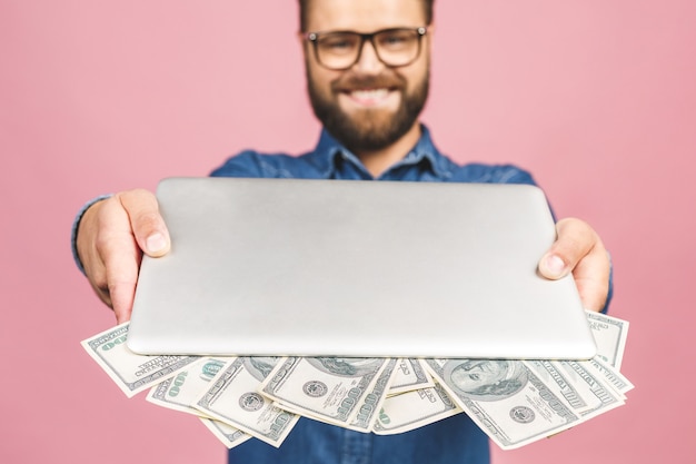 Foto retrato de hombre joven guapo con gafas sosteniendo billetes